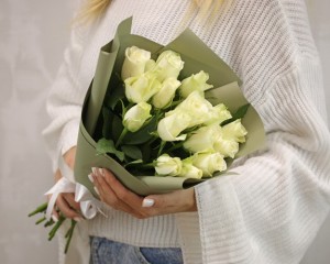 Букет із 15 білих троянд в упакуванні