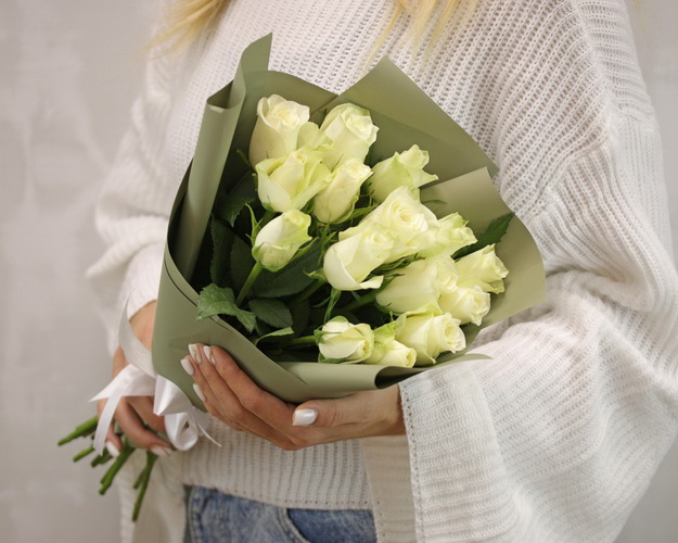 Букет із 15 білих троянд в упакуванні