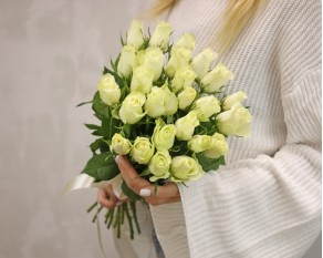 Букет із 25 білих троянд під стрічку