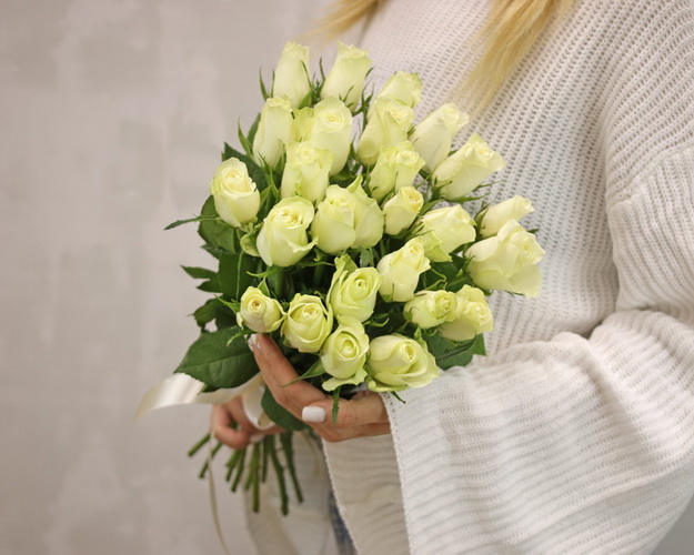 Букет із 25 білих троянд під стрічку