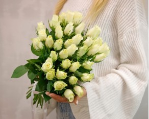 Букет із 35 білих троянд під стрічку