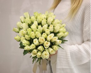 Букет із 51 білої троянди під стрічку