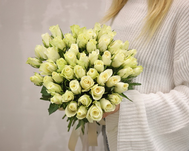 Букет із 51 білої троянди під стрічку