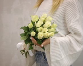 Букет із 15 білих троянд під стрічку