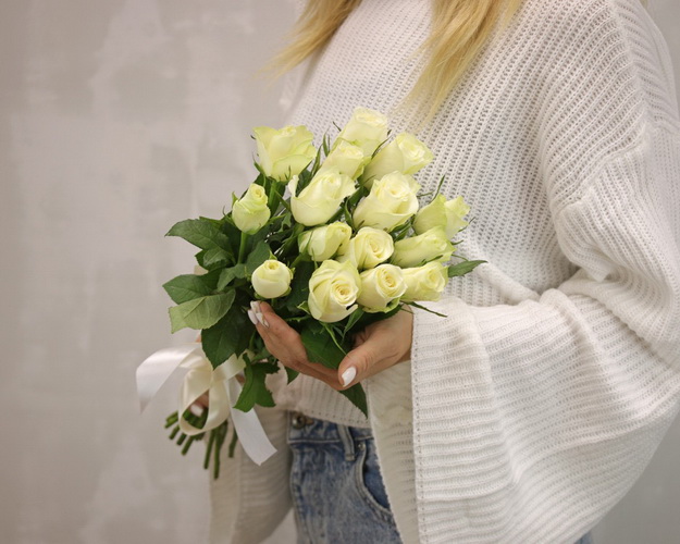 Букет із 15 білих троянд під стрічку