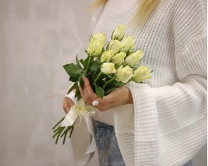 Букет із 11 білих троянд