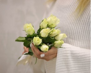 Букет із 9 білих троянд під стрічку