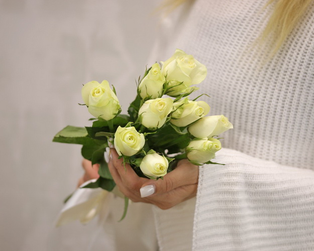 Букет із 9 білих троянд під стрічку