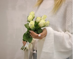 Букет із 7 білих троянд під стрічку