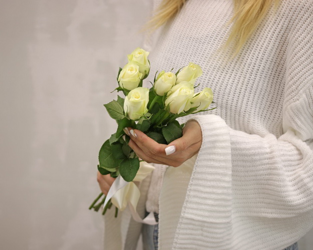 Букет із 7 білих троянд під стрічку