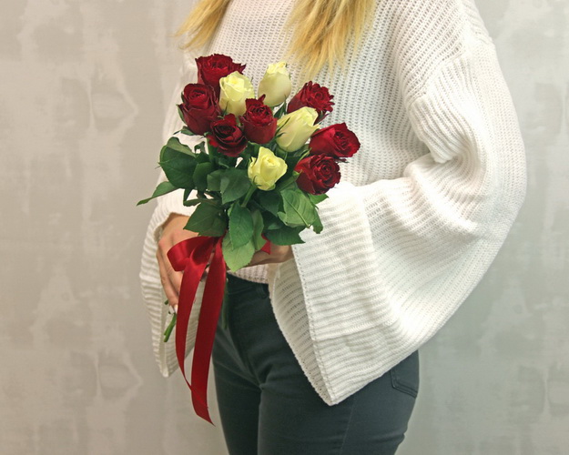 Букет з 11 червоних та білих троянд мікс