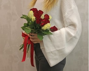 Букет з 15 червоних та білих троянд мікс під стрічку