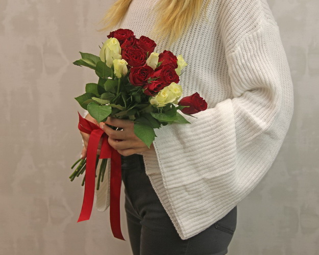 Букет з 15 червоних та білих троянд мікс під стрічку