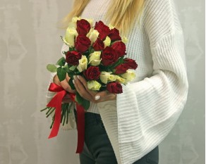 Букет з 25 троянд мікс білих та червоних під стрічку