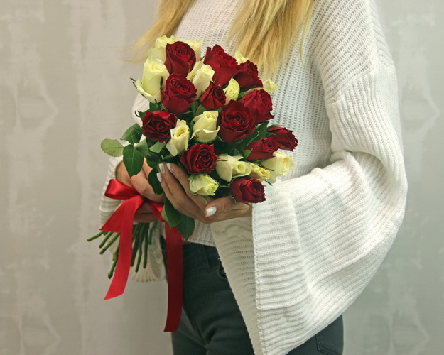 Букет з 25 троянд мікс білих та червоних під стрічку