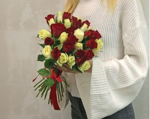 Букет з 35 троянд мік червоних і білих під стрічку