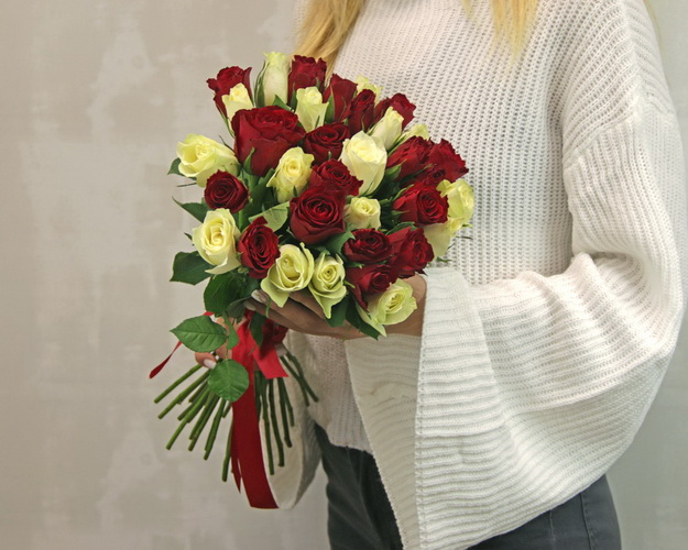 Букет з 35 троянд мік червоних і білих під стрічку