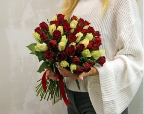 Букет із 51 червоної та білої троянди мікс під стрічку