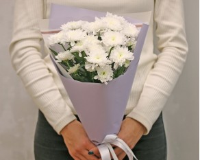 Букет із 3 білих кущових хризантем у стильній упаковці.