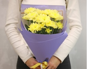Букет із 3 жовтих кущових хризантем у стильній упаковці.