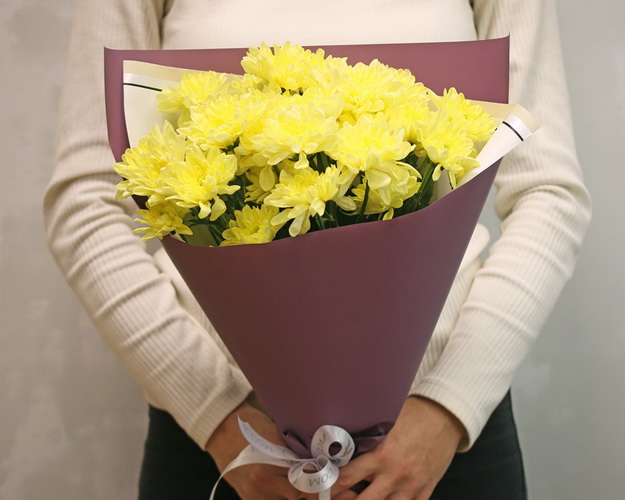 Букет із 5 жовтих кущових хризантем у стильній упаковці.