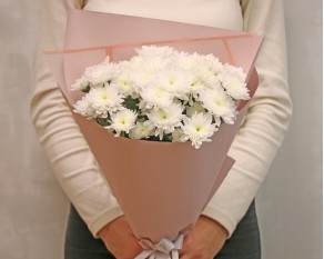 Букет із 5 білих кущових хризантем у стильній упаковці.