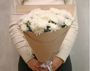 Букет із 7 білих кущових хризантем у стильній упаковці.