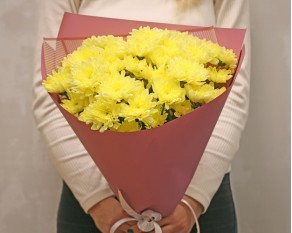 Букет із 7 жовтих кущових хризантем у стильній упаковці.