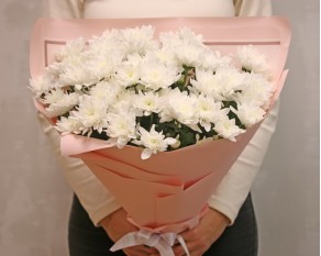 Букет із 9 білих кущових хризантем у стильній упаковці.