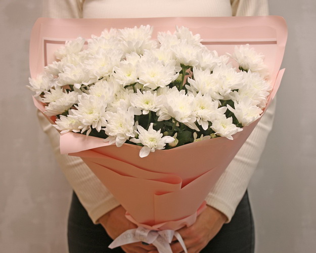 Букет із 9 білих кущових хризантем у стильній упаковці.