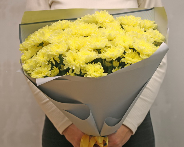 Букет із 15 жовтих кущових хризантем у стильній упаковці.