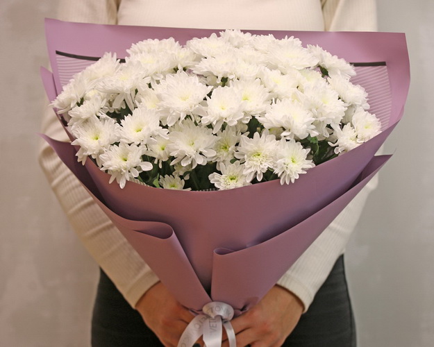 Букет із 15 білих кущових хризантем у стильній упаковці.