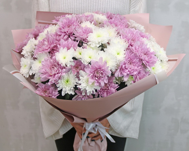 Букет з 15 хризантем кущових ніжний мікс в стильній упаковці