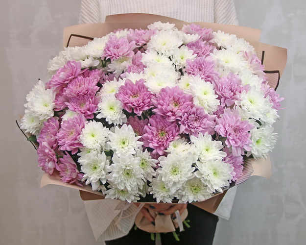 Букет з 29 хризантем кущових ніжний мікс в стильній упаковці.