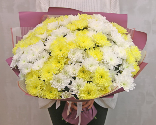 Букет з 25 хризантем кущових мікс в стильній упаковці.