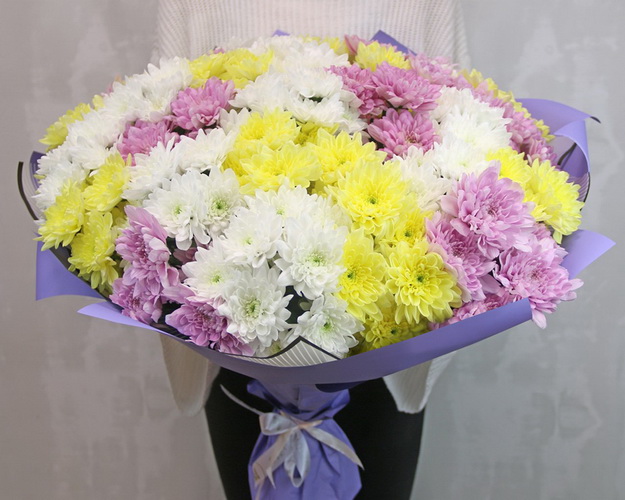 Букет з 39 хризантем кущових мікс в стильній упаковці.