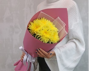 Букет із 5 жовтих хризантем в стильній упаковці.