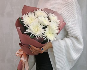 Букет із 7 білих хризантем в стильній упаковці.