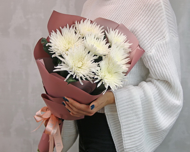 Букет із 7 білих хризантем в стильній упаковці.