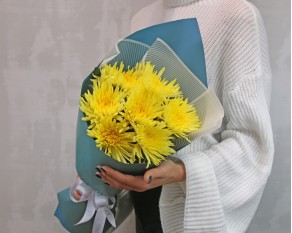 Букет із 7 жовтих хризантем в стильній упаковці.