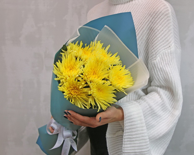 Букет із 7 жовтих хризантем в стильній упаковці.