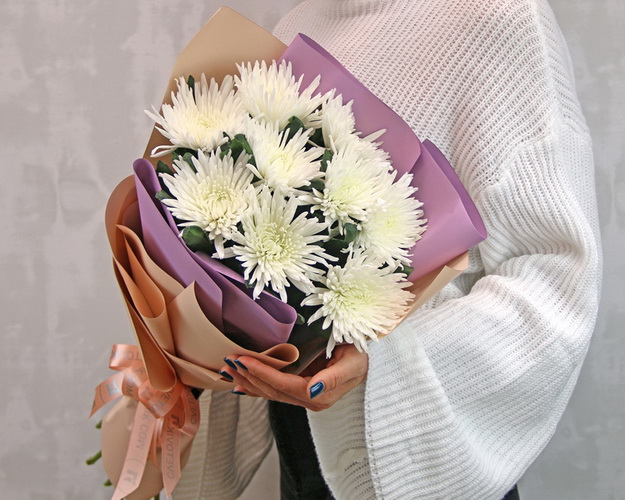 Букет з 9 хризантем білих в стильній упаковці.
