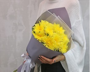 Букет із 9 жовтих хризантем в стильній упаковці.