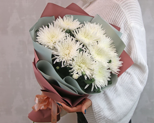 Букет з 11 хризантем білих в стильній упаковці.