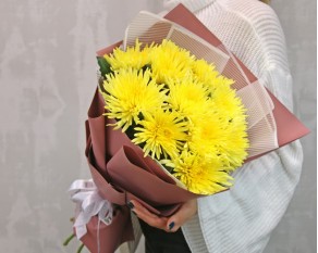 Букет із 11 жовтих хризантем в стильній упаковці.