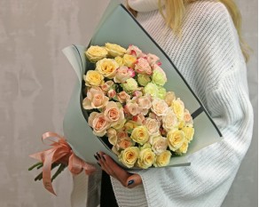 Букет з 9 кущових троянд ніжний мікс у стильній упаковці