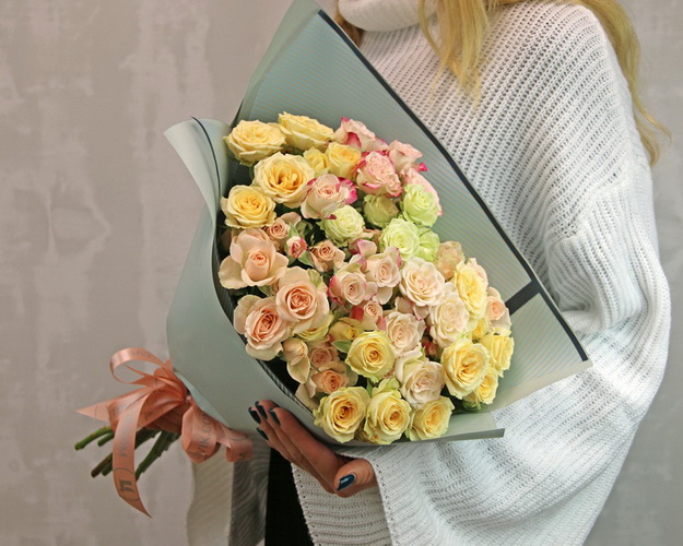 Букет з 9 кущових троянд ніжний мікс у стильній упаковці