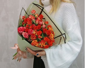 Букет з 7 високих кущових троянд у стильній упаковці