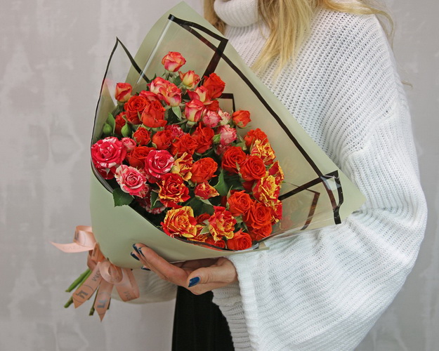 Букет з 7 високих кущових троянд у стильній упаковці