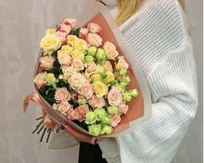 Букет з 11 високих кущових троянд ніжний мікс у стильній упаковці